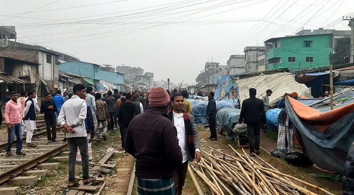 সৈয়দপুরে রেলের দুধারে অবৈধ স্থাপনা উচ্ছেদ অভিযান