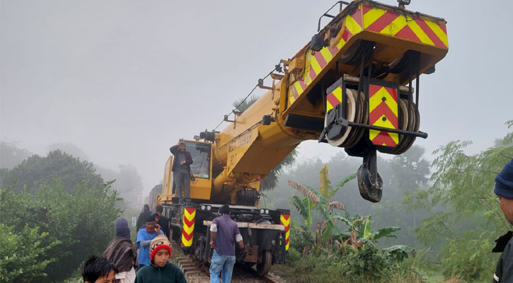 গাজীপুরে লাইনচ্যুত ট্রেন উদ্ধার কাজ শুরু