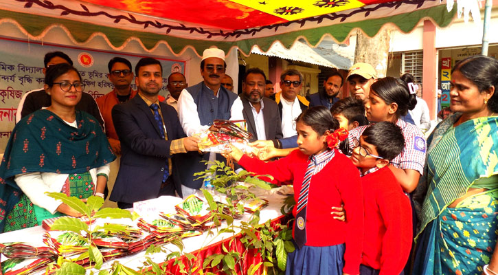 নবাবগঞ্জে শিক্ষার্থীদের মাঝে সবজি বীজ-ফলের চারা বিতরণ