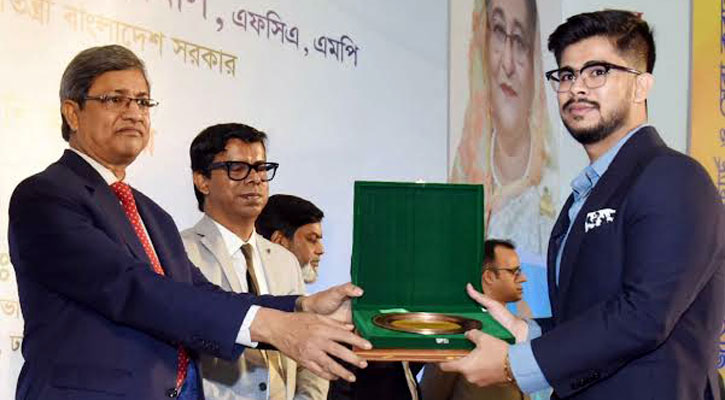 সেরা করদাতার সম্মাননা পেলেন সীমান্ত দাস