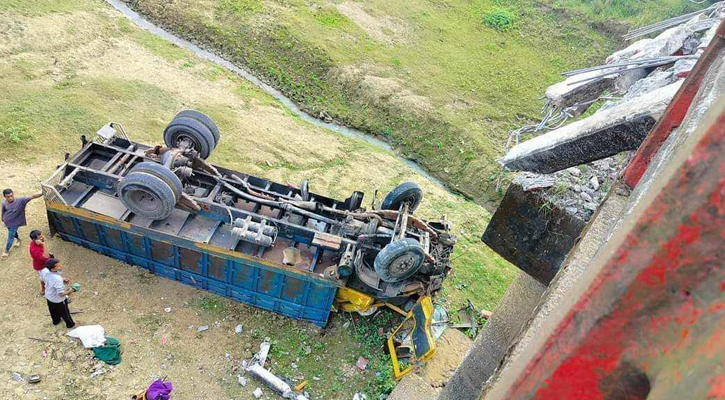 সিলেটে ব্রিজের রেলিং ভেঙে ট্রাক খাদে,  চালক আহত