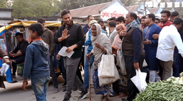 নিজ এলাকায় গণসংযোগ করলেন সাকিব আল হাসান 