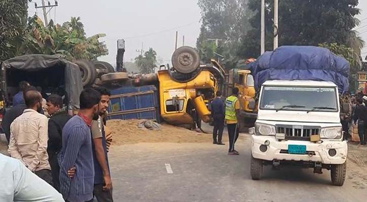 টাঙ্গাইলে ত্রিমুখী সংঘর্ষে শিশুসহ নিহত ২