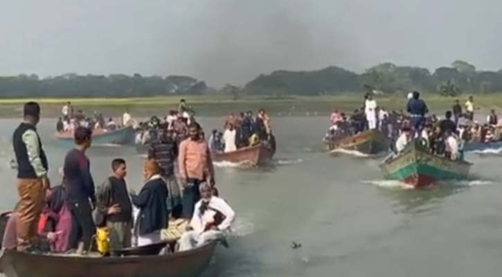 প্রধানমন্ত্রীর জনসভায় যোগ দিতে ট্রলারে চড়েও আসছেন নেতাকর্মীরা