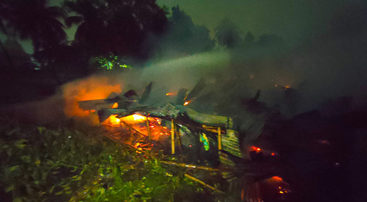 কারওয়ান বাজার বস্তিতে আগুন, মিলল ২ মরদেহ