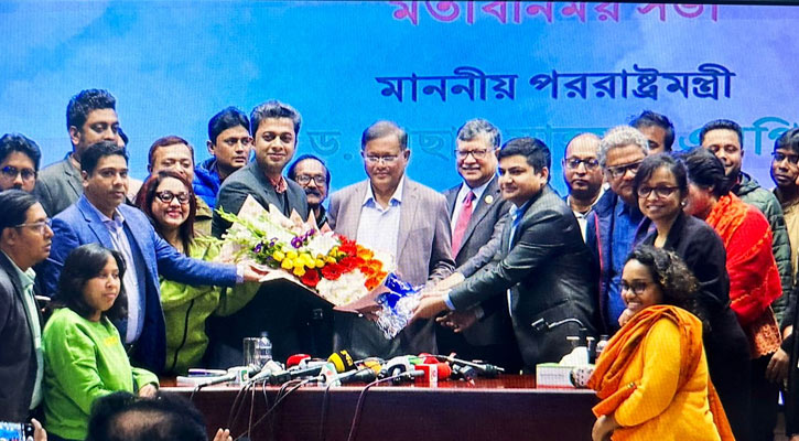 নতুন পররাষ্ট্রমন্ত্রীকে ফুল দিয়ে শুভেচ্ছা জানালো ডিক্যাব