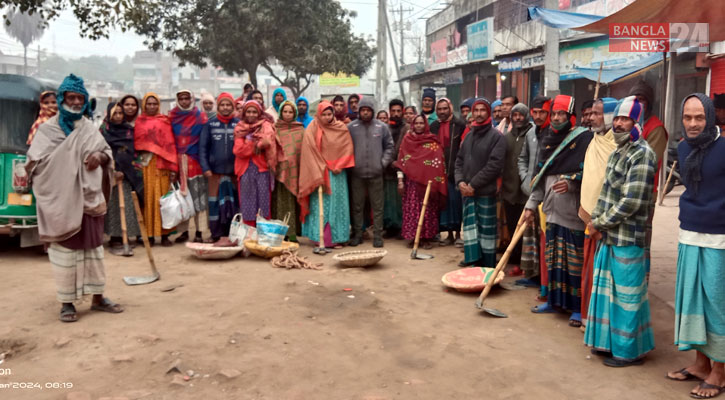 শীত-কুয়াশা ভেদ করে শ্রমিকরা ছোটেন জীবনের প্রয়োজনে