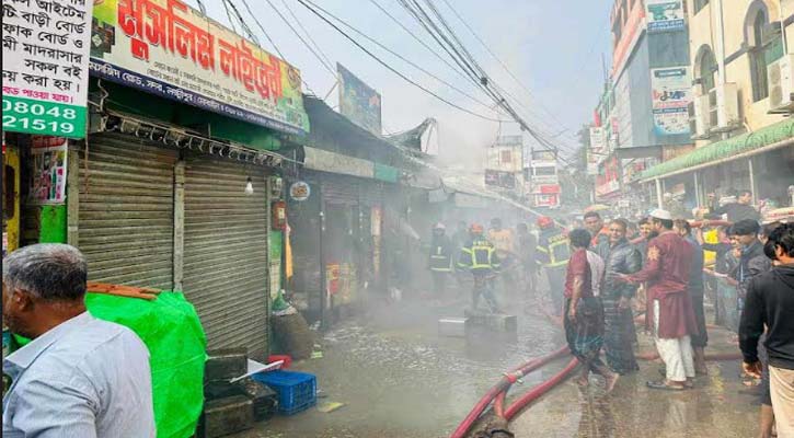 লক্ষ্মীপুর পৌর হকার্স মার্কেটে আগুনে পুড়লো ৪ দোকান 