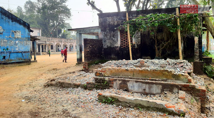 বিদ্যালয়ের স্থাপনা ভেঙে বাড়ি নিয়ে দুদিন পর ফিরিয়ে দিলেন কমিটির সদস্য