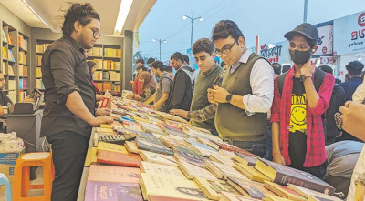 ছুটির দিনে মেলায় দর্শনার্থীদের ভিড়