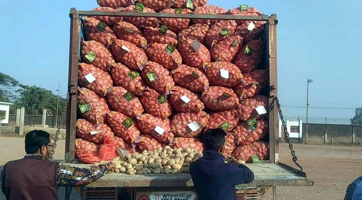 হিলি দিয়ে আলু আনা বন্ধ করলেন আমদানিকারকরা