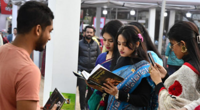 বই হাতে কয়েকজন...