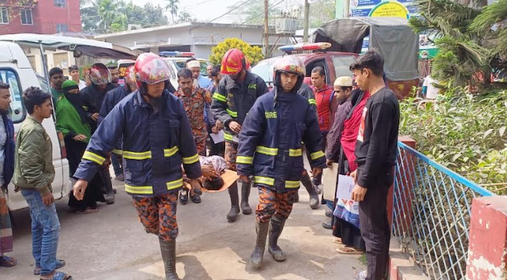 বরিশালে ককটেল উদ্ধারকালে দুই পুলিশ সদস্যসহ আহত ৩