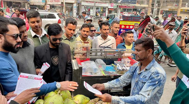 রাজধানীতে ঢাকা মহানগর পূর্ব ছাত্রদলের লিফলেট বিতরণ 