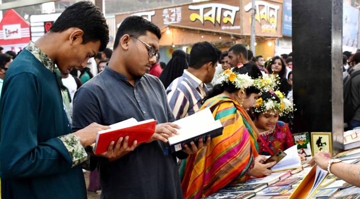 বইমেলায় পাঠকদের নজর কাড়ছেন তরুণ লেখকরা