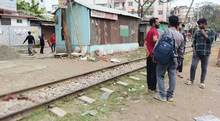 শিশুকে নিয়ে ট্রেনের নিচে মায়ের আত্মহনন