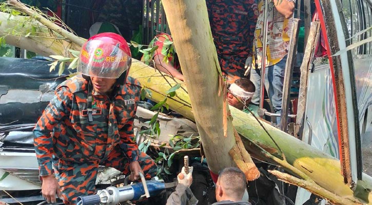 বোচাগঞ্জে দুই বাস-ট্রাকের ত্রিমুখী সংঘর্ষ, আহত ১৫ 