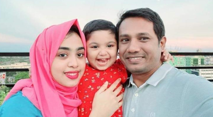 পাশাপাশি কবরে শায়িত মা, বাবা ও মেয়ে