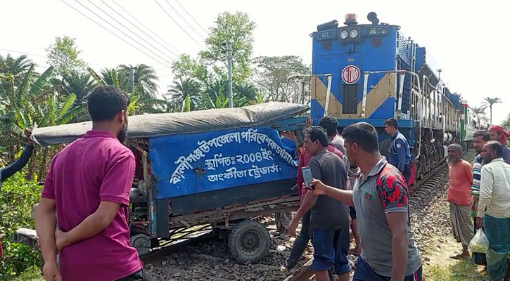 কালীগঞ্জে ট্রেনের ধাক্কায় নসিমনচালক নিহত