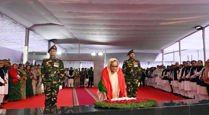 বঙ্গবন্ধুর প্রতিকৃতিতে প্রধানমন্ত্রীর শ্রদ্ধা