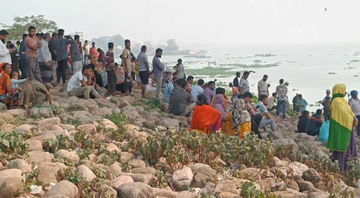 ট্রলারডুবি: মেঘনার তীরে স্বজনহারাদের আহাজারি