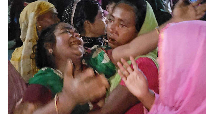 মুকসুদপুরে দাঁড়িয়ে থাকা ট্রাকে ধাক্কা, প্রাণ গেল দুই বাইকারের