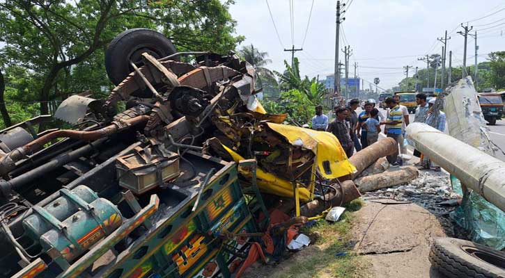 বেপরোয়া ট্রাক উল্টে গাছ ব্যবসায়ী নিহত