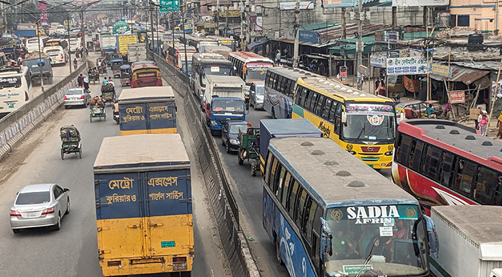 বেড়েছে যাত্রীর চাপ, বেড়েছে যানবাহনও