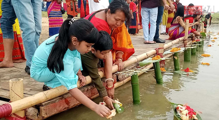 শান্তির প্রত্যাশায়-দেবীদের আরাধনায় পানিতে ফুল ভাসানো হয়