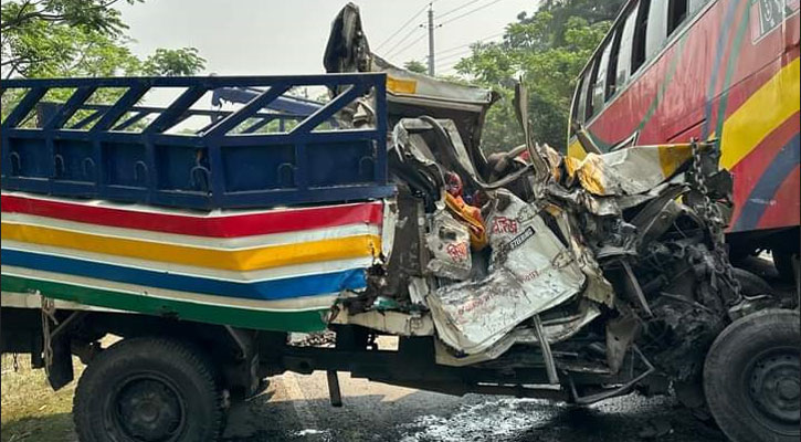 ফরিদপুরে বাস-পিকআপ দুর্ঘটনায় চালককে একমাত্র আসামি করে মামলা