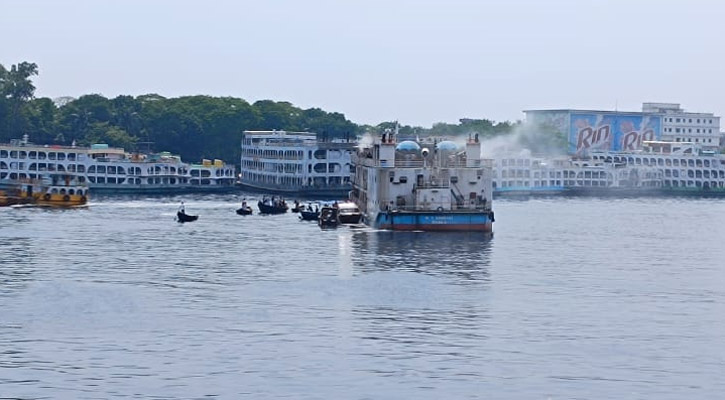 শ্যামবাজার ঘাটে লঞ্চের আগুন নিয়ন্ত্রণে