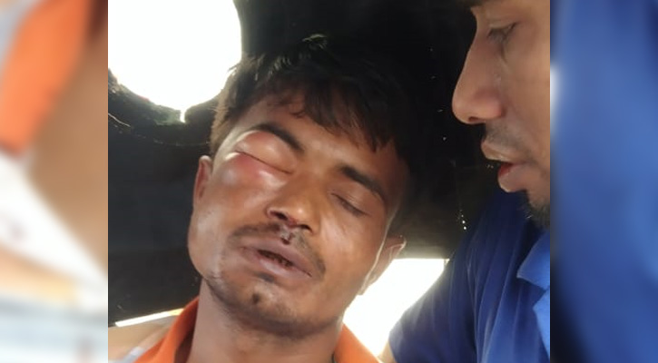সাভারে রিকশাচালককে পুলিশের মারধর, সড়ক অবরোধ
