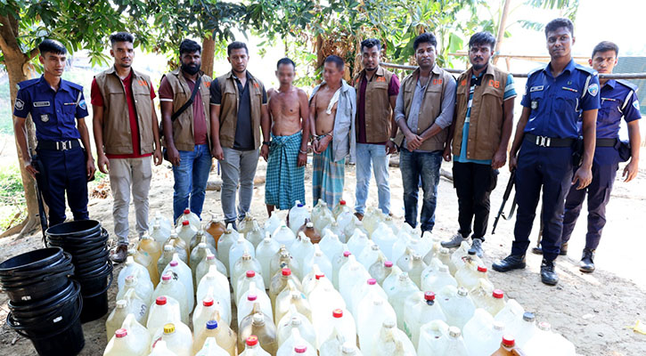 রাঙামাটিতে পুলিশের অভিযানে ৭ হাজার লিটার মদসহ আটক ২