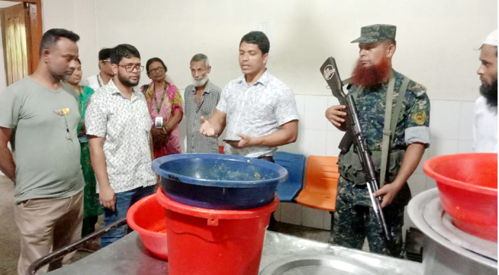 চাঁদপুরে হাসপাতালে রোগীদের খাবারে অনিয়ম, ক্যান্টিন মালিককে জরিমানা