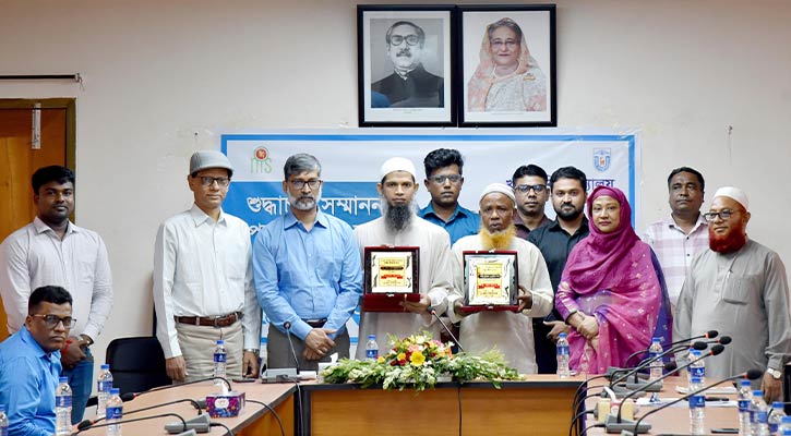 শুদ্ধাচার সম্মাননা পেলেন খুবির দুই কর্মকর্তা-কর্মচারী