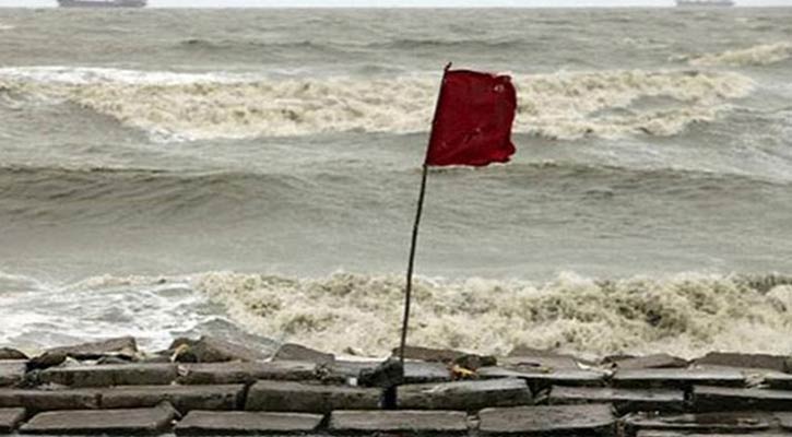 শক্তি বাড়ছে গভীর নিম্নচাপের, বন্দরে ৩ নম্বর সংকেত