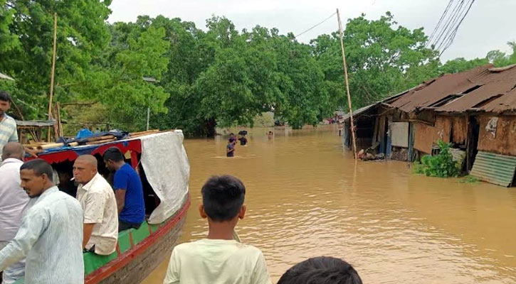 পাহাড় ধসে সাজেক-দীঘিনালা সড়কে যোগাযোগ বিচ্ছিন্ন, পর্যটক আটকা