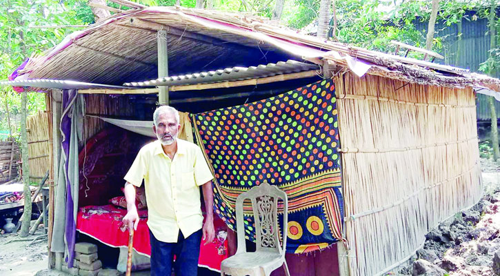 ঝুপড়ি ঘরে থাকছেন ইউপি মেম্বার, বৃষ্টি হলে ভিজছে বিছানা!