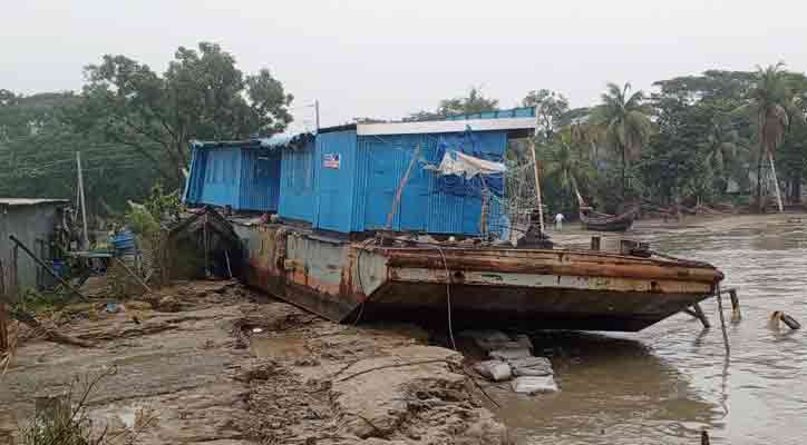 জলোচ্ছ্বাসের তীব্র স্রোতে নদীতে থাকা পন্টুন উঠে এলো রাস্তায়