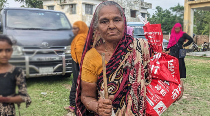 এত খাবার একসঙ্গে পাব ভাবি নাই, বসুন্ধরার ত্রাণ পেয়ে বৃদ্ধা জিজিয়া