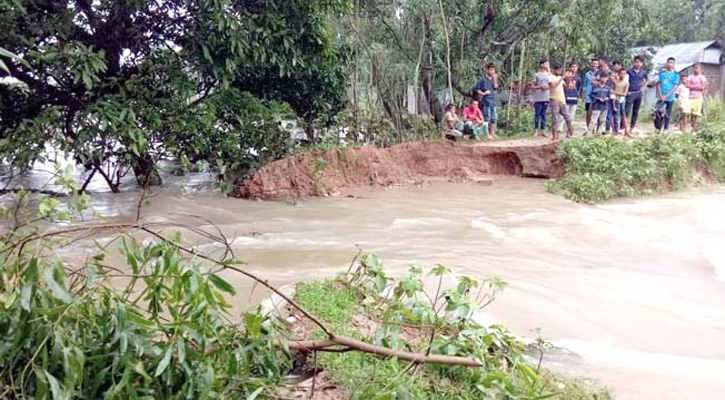 করাঙ্গী নদীর বাঁধ ভেঙে গ্রাম প্লাবিত