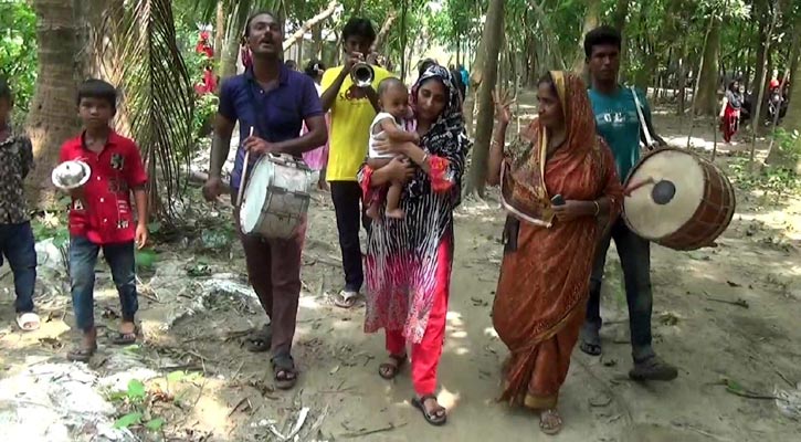 সন্তান জন্মের আনন্দে ছাগল-ব্যান্ডপার্টি নিয়ে কবিরাজের বাড়িতে গৃহবধূ