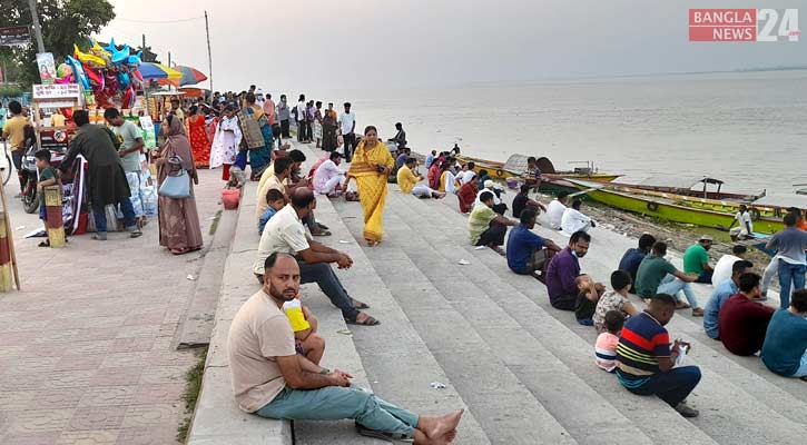 যমুনার পাড়ে বিনোদনপ্রেমীদের ভিড়