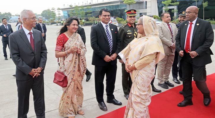 নয়াদিল্লি সফর শেষে ঢাকার পথে প্রধানমন্ত্রী