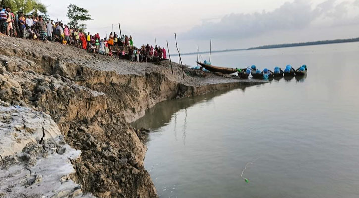 শ্যামনগরে বেড়িবাঁধে ভাঙন, আতঙ্কে এলাকাবাসী