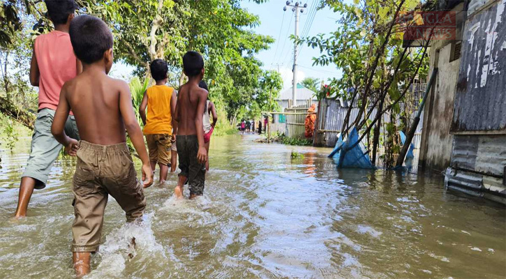 মৌলভীবাজারে বন্যার পানি কমলেও কমেনি দুর্ভোগ