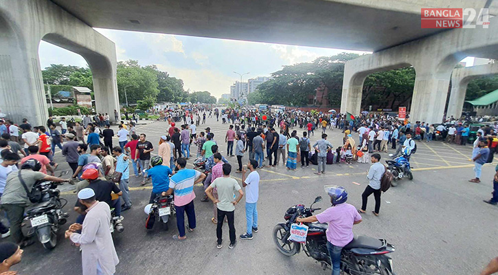 কোটা বাতিলের দাবিতে আগারগাঁওয়ে সড়ক অবরোধ করেছেন শিক্ষার্থীরা