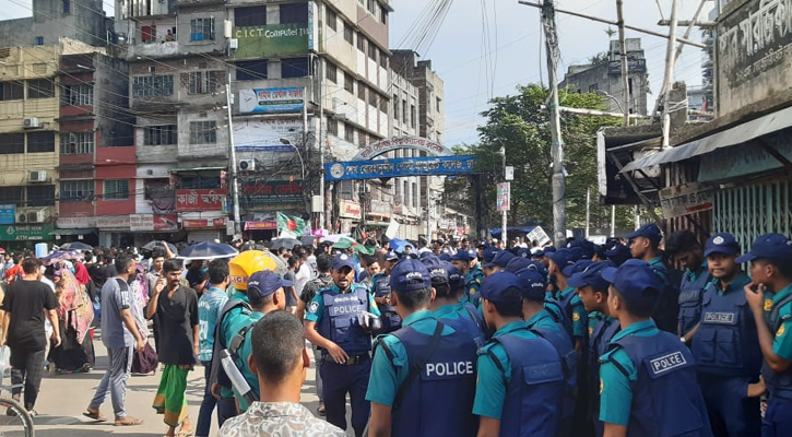 চানখারপুল মোড় দখলে নিয়েছেন শিক্ষার্থীরা