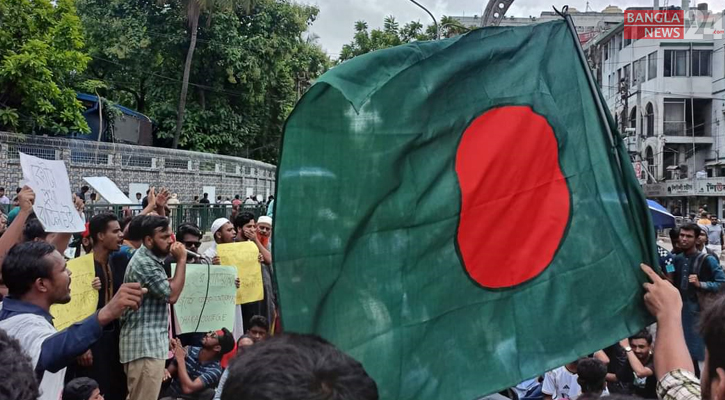 শিক্ষার্থীদের দখলে সায়েন্সল্যাব, যান চলাচল বন্ধ