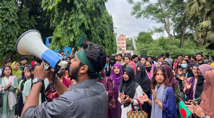 পুলিশি হামলার প্রতিবাদে কুবি শিক্ষার্থীদের বিক্ষোভ মিছিল